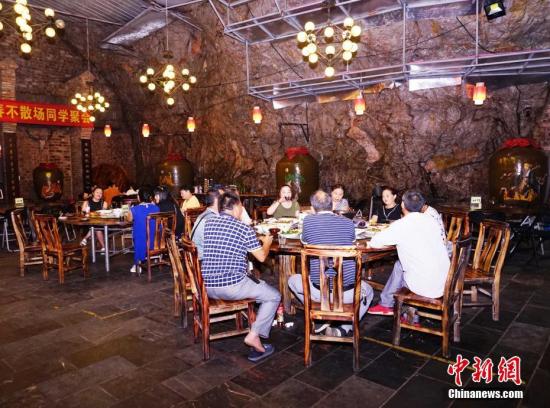 資料圖：廣西桂林市持續(xù)高溫天氣，不少市民到巖洞口消暑納涼。唐夢(mèng)憲 攝